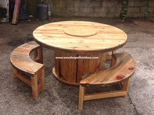 Round Top Pallet Table with Benches
